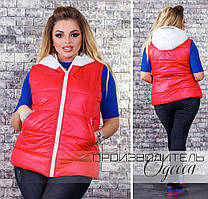 Осіння жіноче жилетка-безрукавка на синтепоні великих розмірів 44-56 і з білим капюшоном. Арт-1344/37 червона