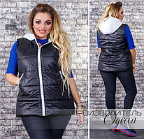 Осіння жіноче жилетка-безрукавка на синтепоні великих розмірів 44-56 і з білим капюшоном. Арт-1344/37 чорна