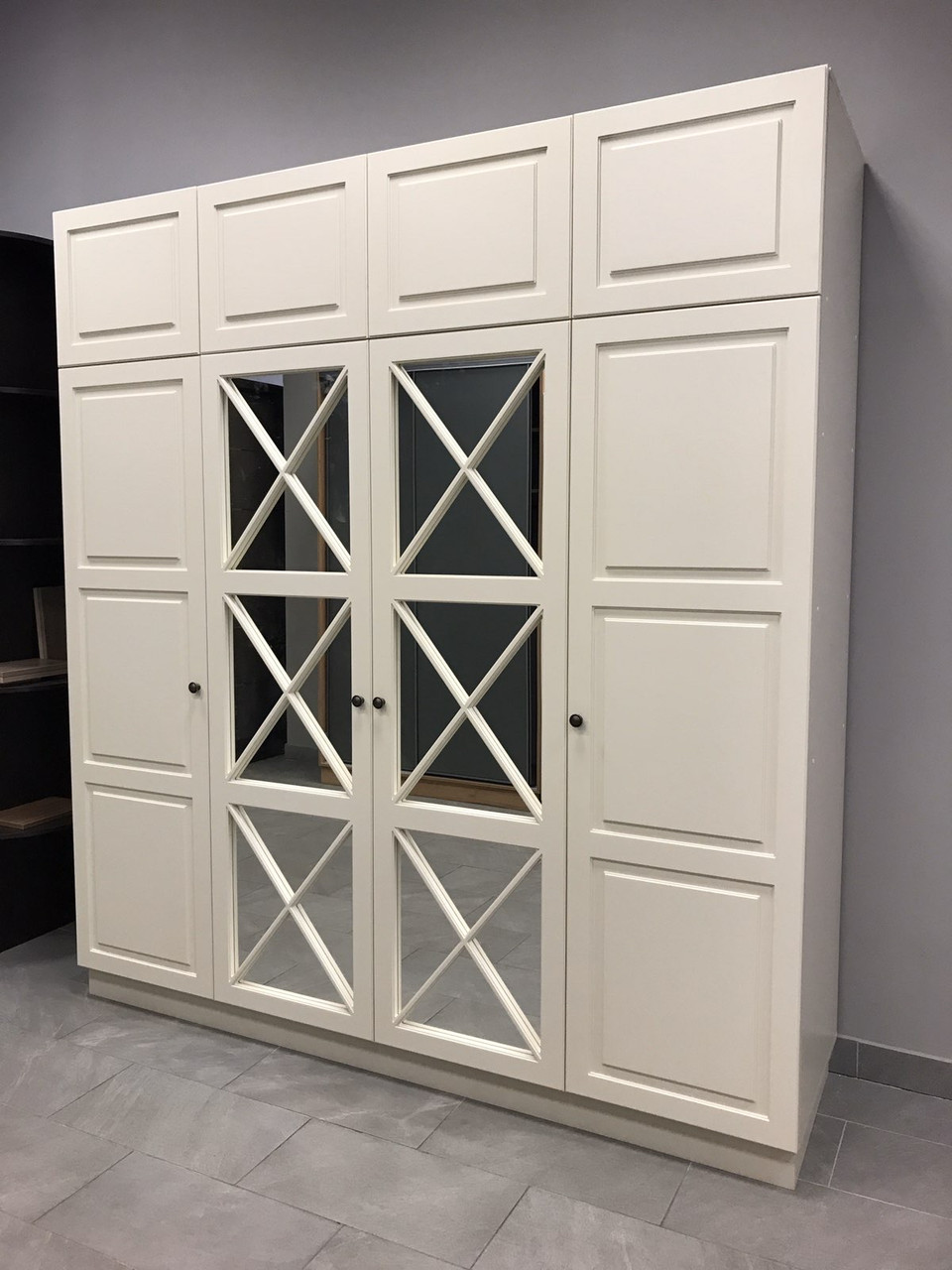 Шафа з фасадами МДФ і дзеркалом