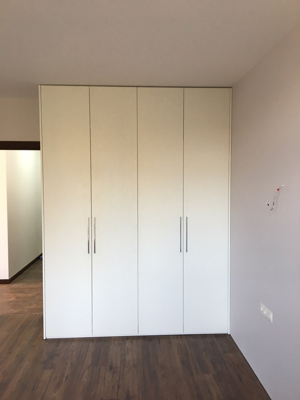 Шафа розстібної під стелю