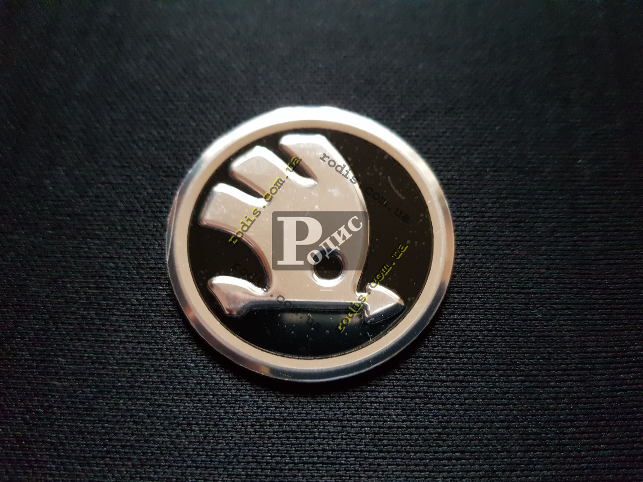 Емблема на кермо Skoda на двосторонньому скотчі (d-40 мм) — значок із логотипом Шкода