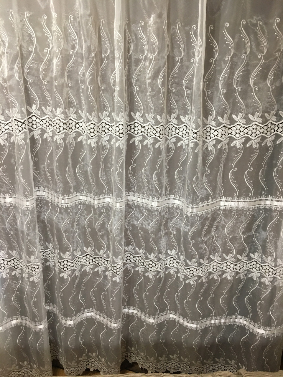 Тюль кристал білого кольору з атласною стрічкою й ажурним макраме