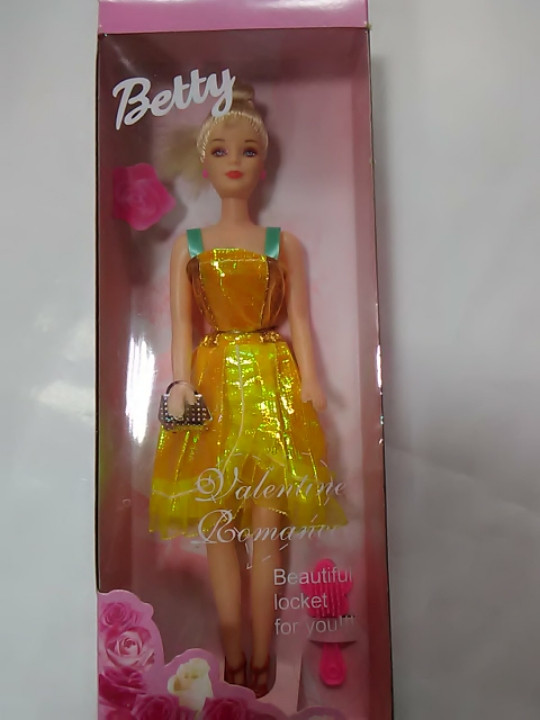 Лялька Betty в жовтій сукні