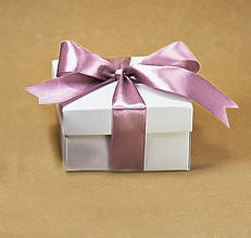 Подарункова коробочка для прикрас зі стрічкою