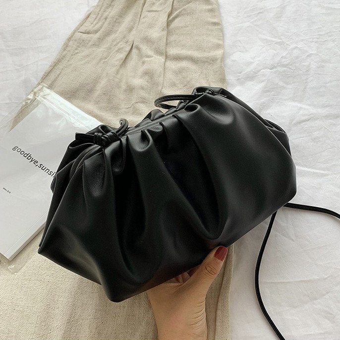 Сумка-пауч жіноча в стилі bottega veneta. Сумка клатч облако