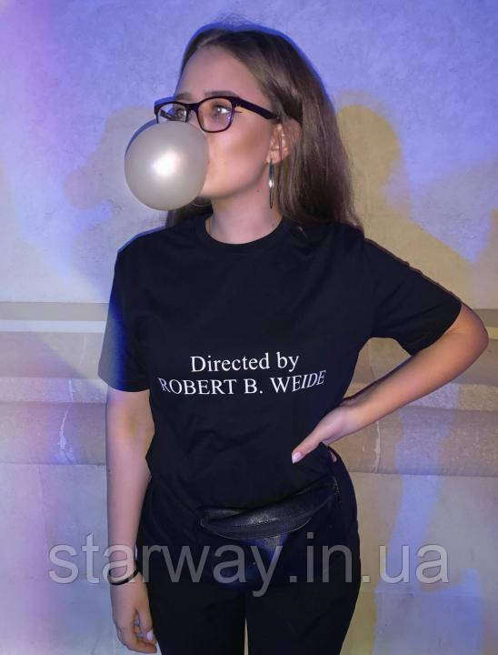 Футболка черная directed by robert b weide лого | топ