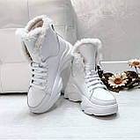 Жіночі зимові білі шкіряні черевики спортивного стилю на високій підошві, фото 8