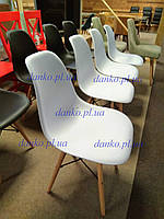 Стілець із пластику Nik (Нік) білий 07 на дерев'яних ніжках