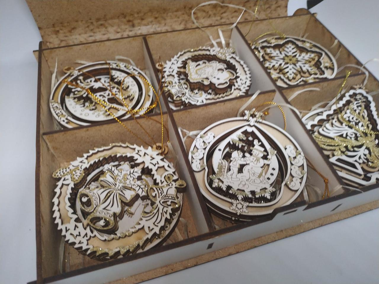 Набір прикрас новорічних дерев'яних у коробці з дерева (12 прикрас потрійних декорованих)