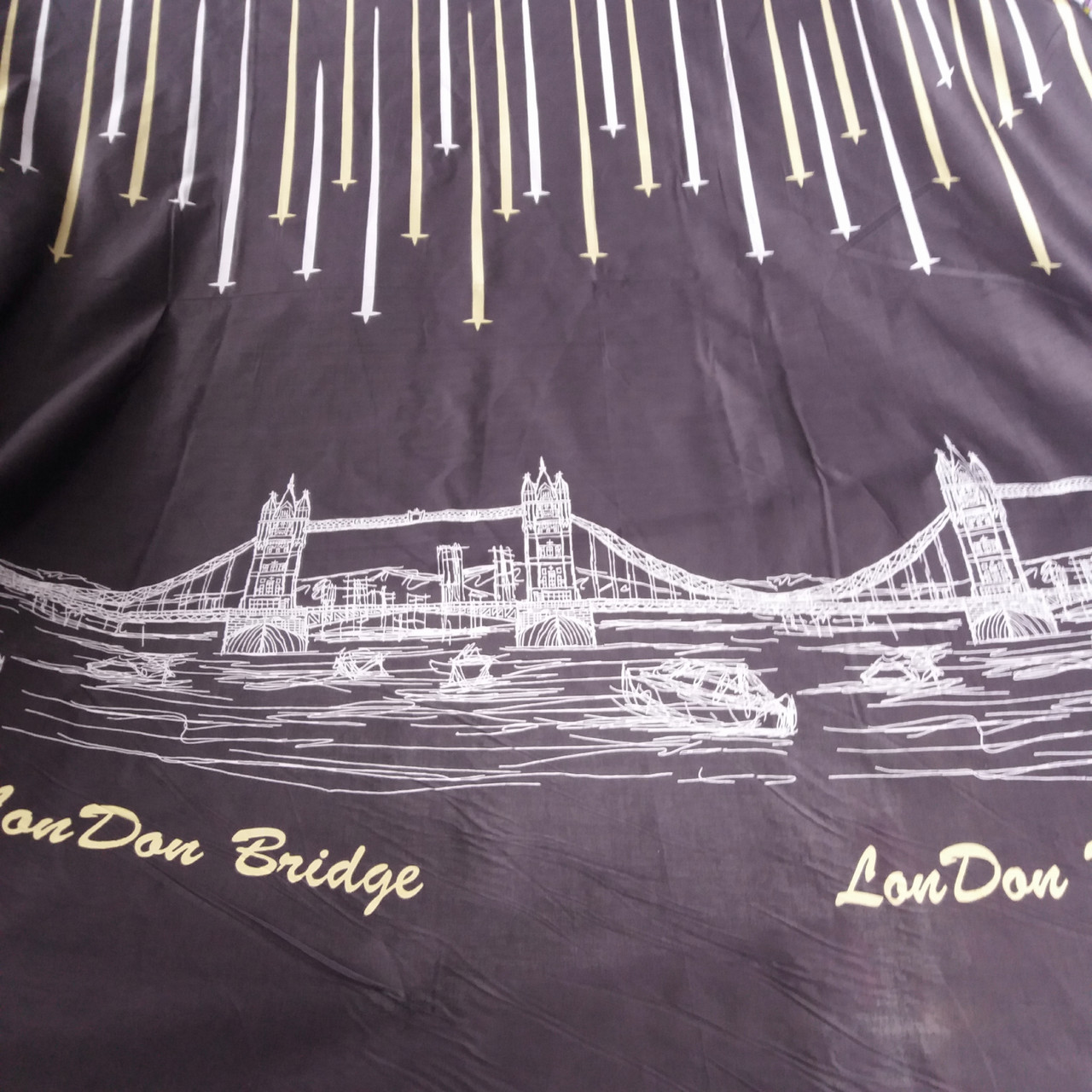 Бязь з кометами і мостом LonDon Bridge на темно-бузковому, ширина 220 см