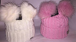 Шапочки для дівчаток із закотом на флісі з двома помпонами з натурального хутра.