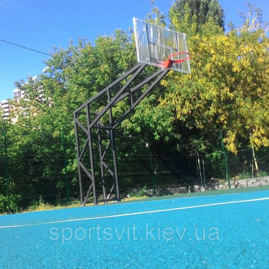 Баскетбольна стійка на чотирьох опорах