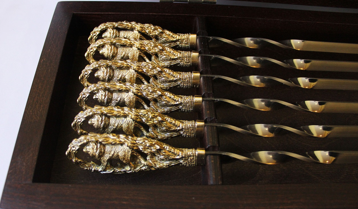Подарунковий набір шампурів ручної роботи "Леви" в кейсі з бука