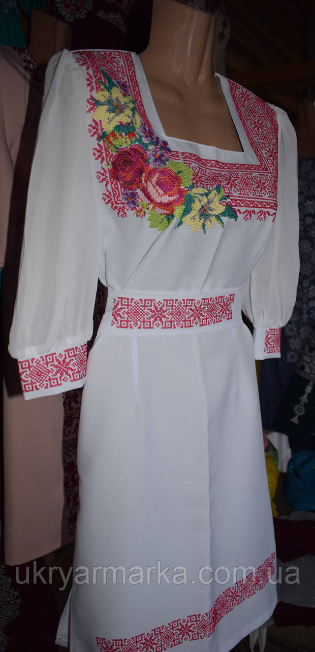 вишите плаття з квадратним вирізом горловини