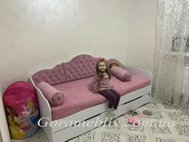На фото: детская кровать белого цвета с розовой спинкой для девочки "Л-6" в интерьере