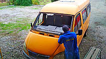 Производство и замена лобового стекла триплекс на автобусе Газель 3221  в Никополе (Украина). 3