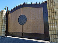 Сдвижные металлические ворота с рельефным декором 4000×2500