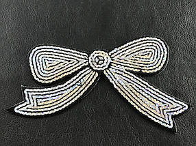 Нашивка бантик із паєтками срібло 160х90 мм