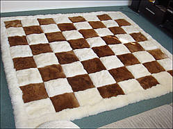 Килим шахова дошка коричневий із білим із хутра альпаки
