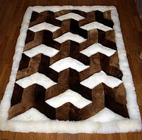 Коричнево білий килим у вітальню з натурального хутра