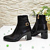 Черевики шкіряні чорні на невисокому каблуці, декоровані ремінцем, фото 6
