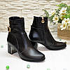 Черевики шкіряні чорні на невисокому каблуці, декоровані ремінцем, фото 7