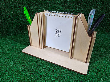 Дерев'яна підставка для канцелярського приладдя з календарем, без покриття
