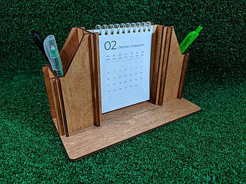 Дерев'яна підставка для канцелярського приладдя з календарем, колір горіх