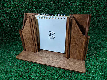 Дерев'яна підставка для канцелярського приладдя з календарем, колір дуб