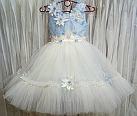 Ніжна біло-блакитна ошатна дитяча сукня-маєчка з квітами і пір'ям на 4-6 років