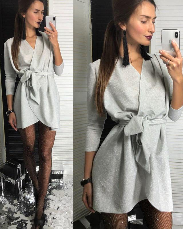 Изящное женское платье из люрекса на запах