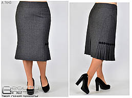 Женская юбка  с вставкой из гофре в деловом стиле серого цвета батал с 50 по 58 размер