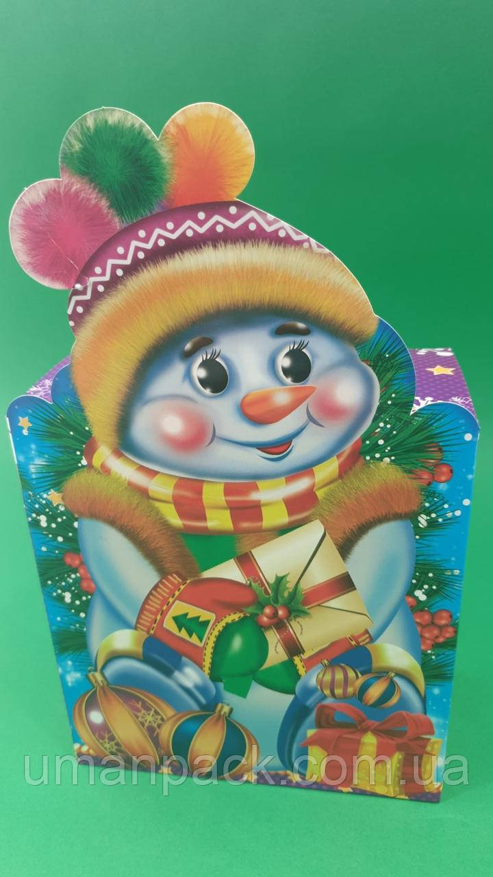 Новорічна подарункова картонна упаковка для цукерок (600) гм Сніговик у шапці No103а (1 шт.)