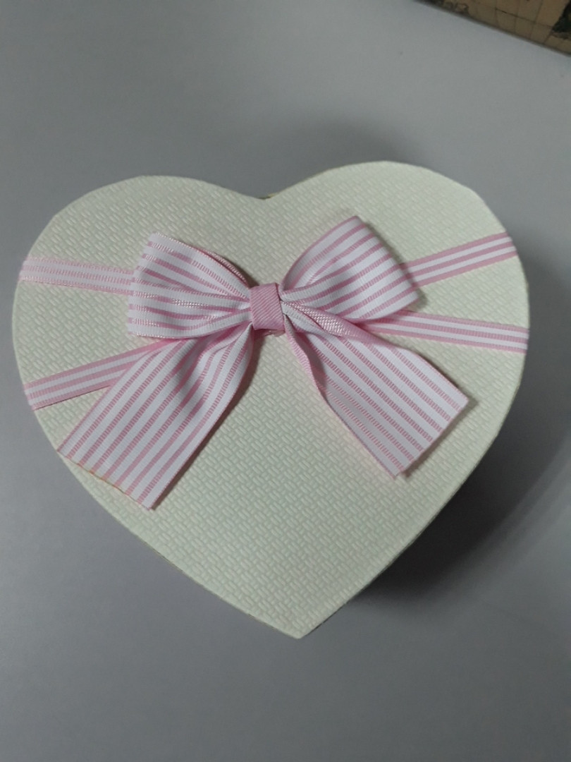 Подарункова коробочка у формі серця рожева коробка біла кришка з бантом 18.5 см, фото 1