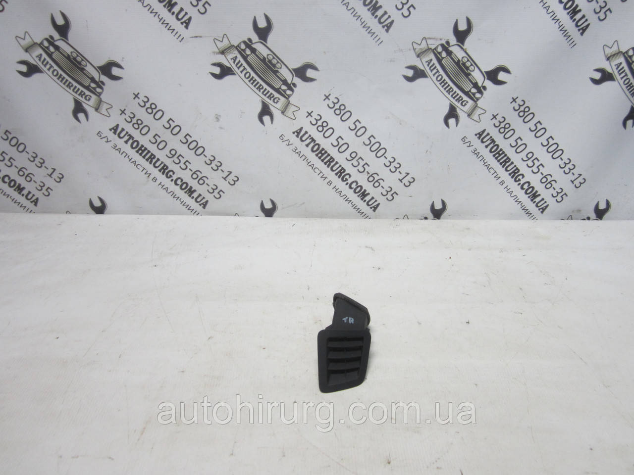 Правий дефлектор (повітряний завод) у салон Toyota land cruiser 200 (55962-60070 / 655962-0071)