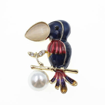 Брошка-птичка металева золотиста Тукан на гілочці з перлами покритий кольоровою емаллю розмір виробу 30х35 мм, фото 1