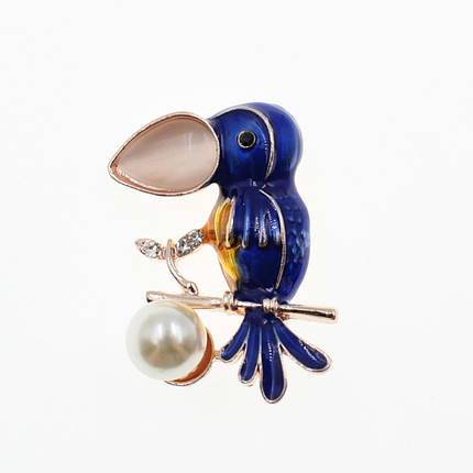 Брошка металева золотиста Тукан на гілочці з перлами покритий кольоровою емаллю розмір виробу 30х35 мм, фото 1