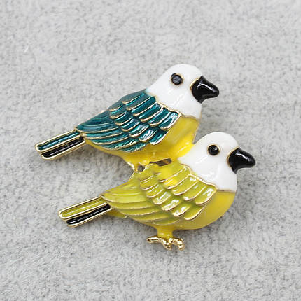Брошка золотиста у формі птахів, покрита кольоровою емаллю розмір виробу 35х35 мм, фото 1