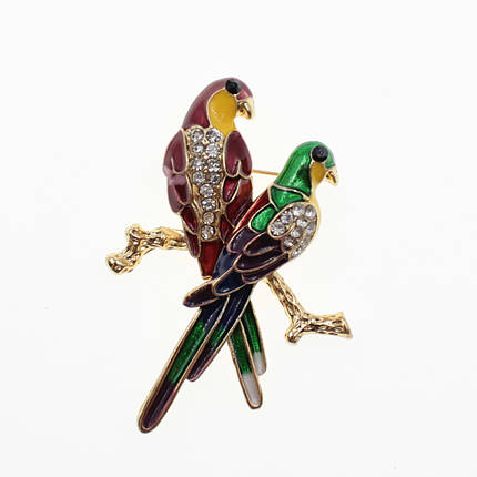 Брошка металева золотиста пташка зі стразами покрита різнобарвною емаллю розмір виробу 45х35 мм, фото 1