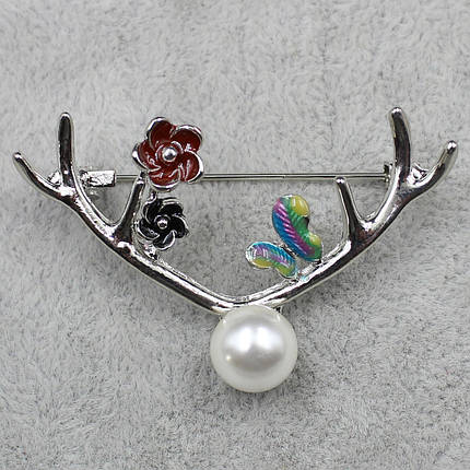 Брошка металева срібляста Рога Олена з перлами та квіточками розмір виробу 55х35 мм, фото 1