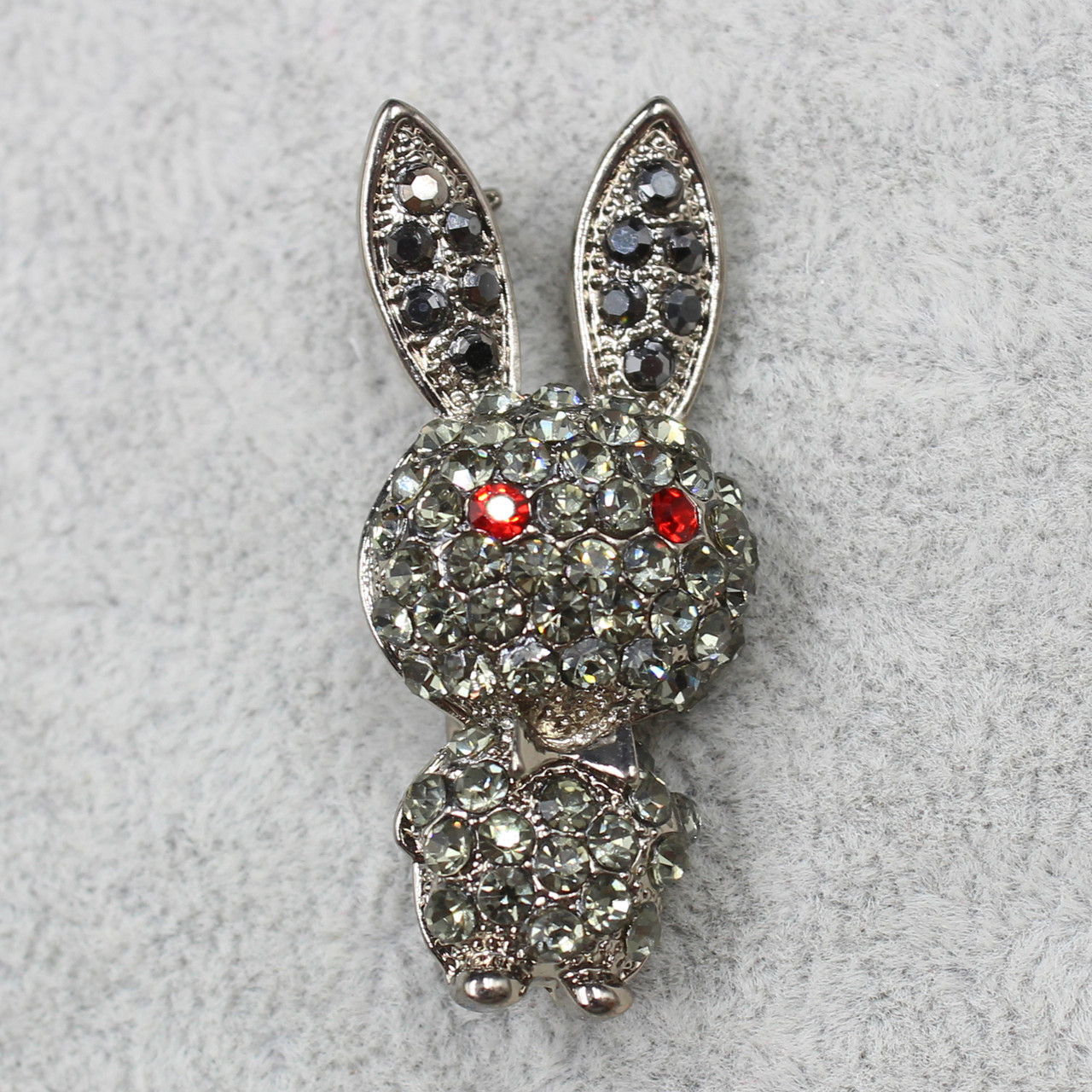 Брошка металева срібляста у формі зайчика Керрі з кристалами розмір виробу 40х18 мм