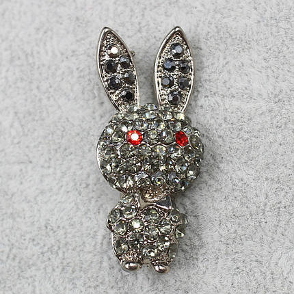 Брошка металева срібляста у формі зайчика Керрі з кристалами розмір виробу 40х18 мм, фото 1