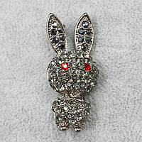 Брошка металева срібляста у формі зайчика Керрі з кристалами розмір виробу 40х18 мм