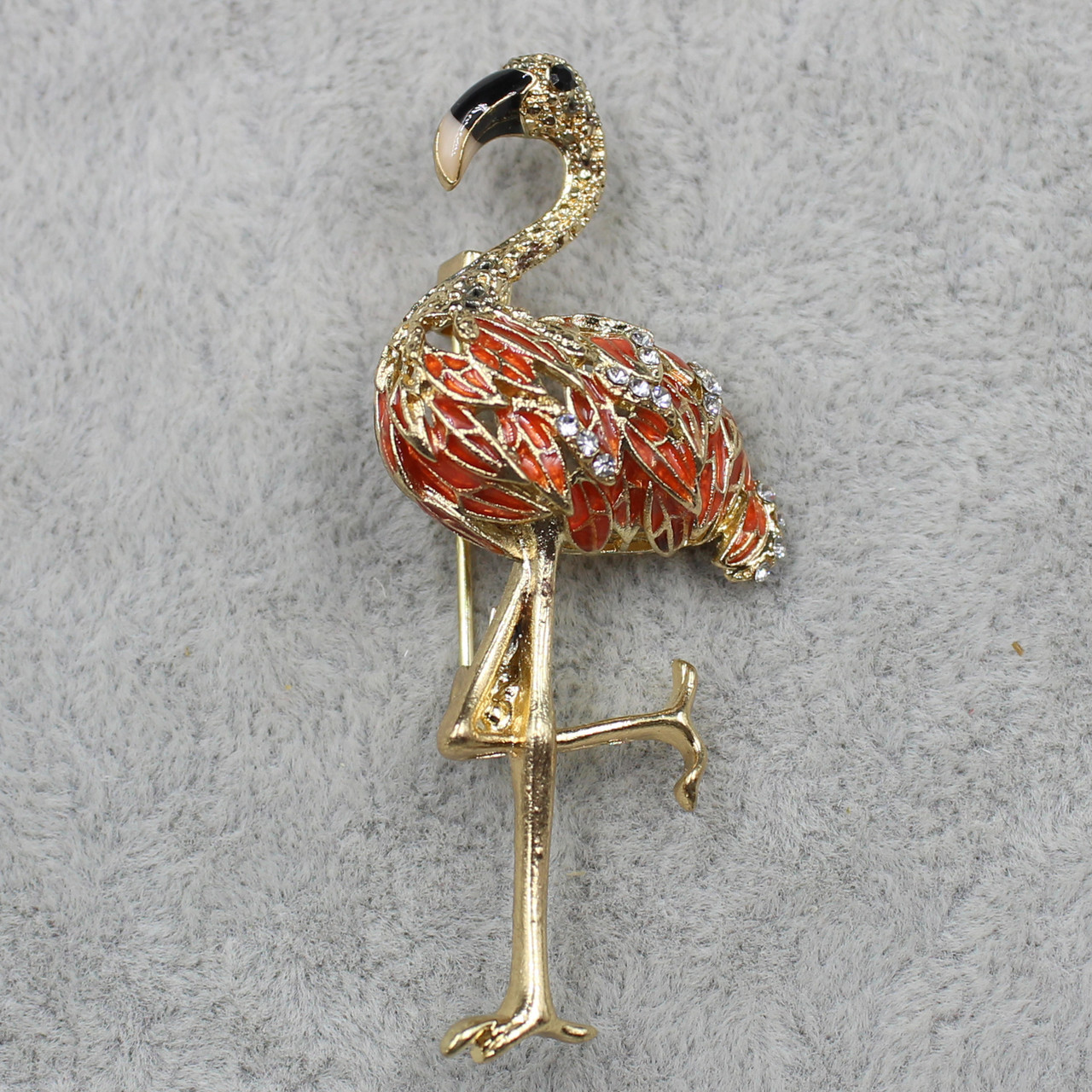 Брошка металева золотиста Фламінго з оранжевими крильцями розмір виробу 55х25 мм