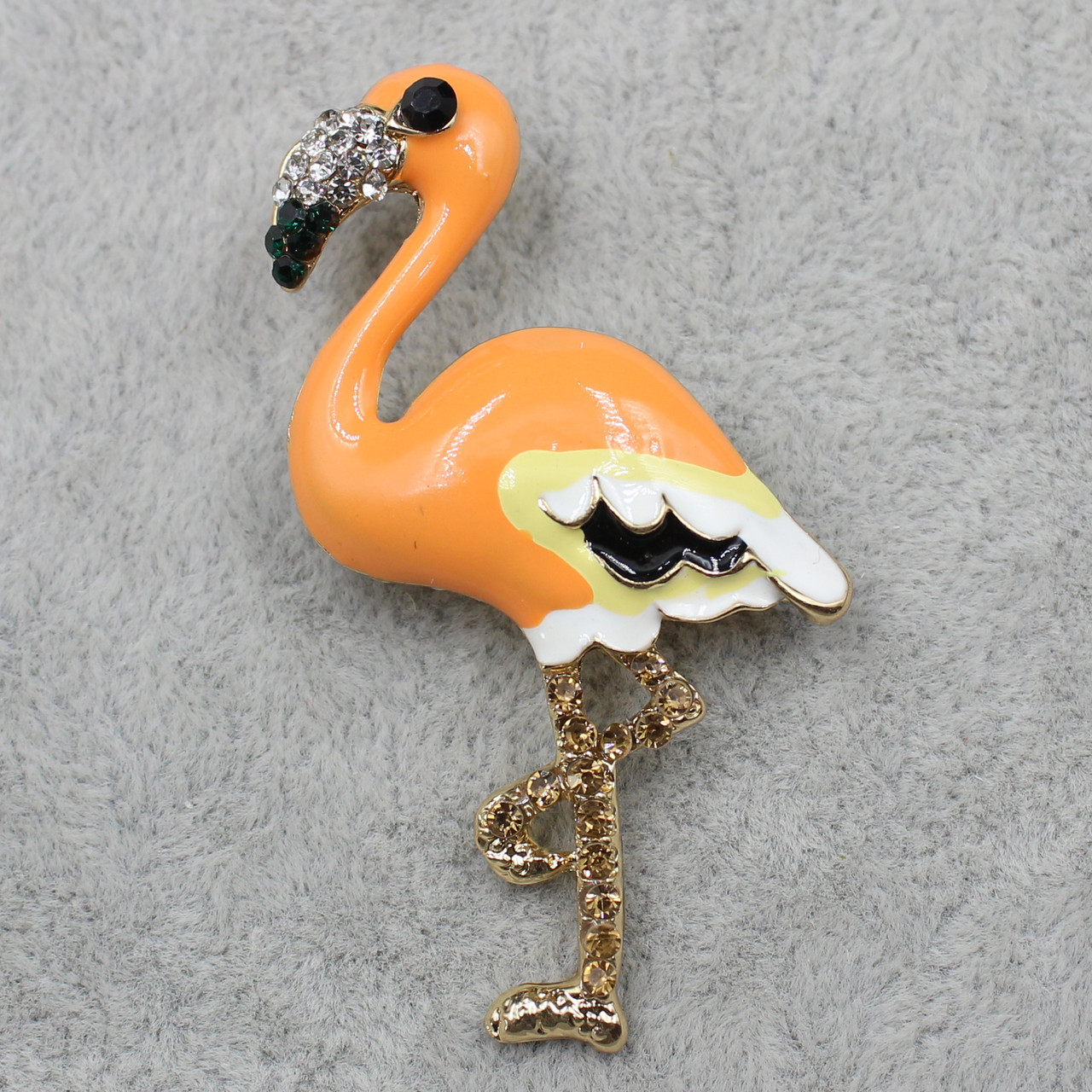 Брошка металева золотиста Жовтогаряча Фламінго зі стразами покритий кольоровою емаллю розмір виробу 55х35 мм