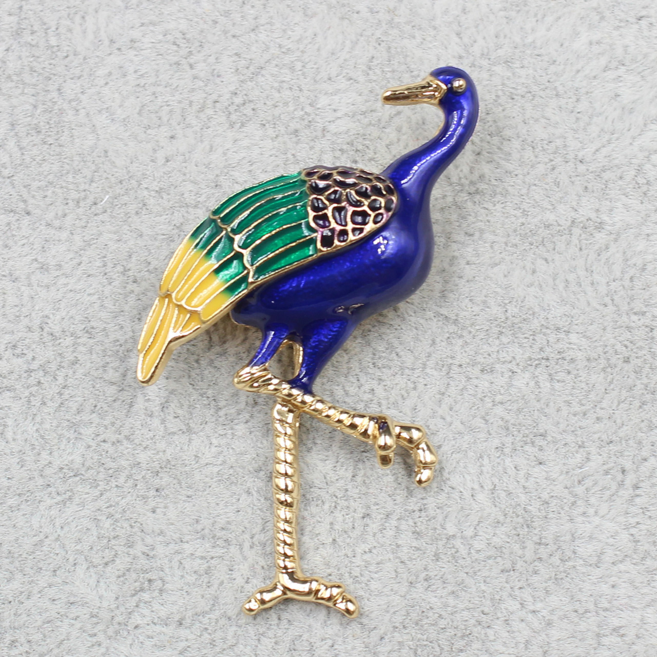 Брошка металева на золотистій основі ланцюга покрита кольоровою емаллю розмір виробу 50х30 мм