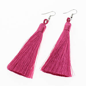 Сережки пензлика жіночі застібка петля сріблястого кольору довгі об'ємні малинового кольору довжина 11 см