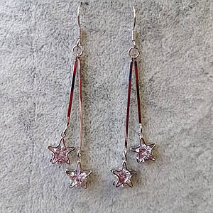 Сережки жіночі застібка петля сріблястого кольору довгі висувки зірочки зі стразами розмір 7 см