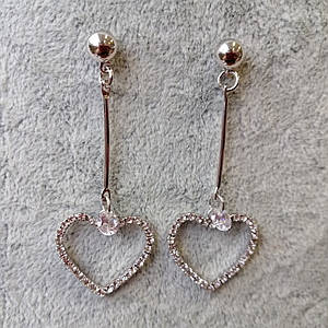 Сережки жіночі гвоздики пузети сріблястого кольору довгі висувки сердечка з кристалами розмір 7 см