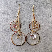 Сережки жіночі застібка петля золотистого кольору довгі подвійне кільце з кристалами розмір 7 см